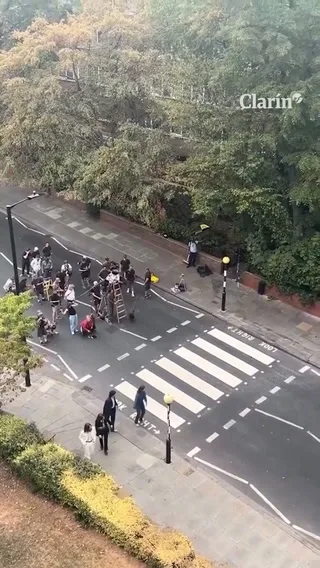 Actores recrean icónica escena de Abbey Road para la biopic de Los Beatles