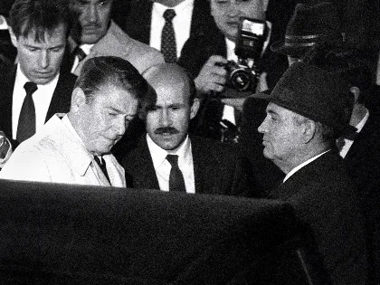 Al borde de la guerra: la cumbre que marcó el fin de la Guerra Fría
