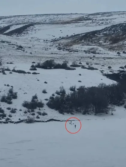 Alerta en Río Turbio por personas que caminan sobre el hielo del Dique San José