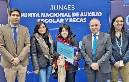 Ariel y Yamila, felices tras recibir su terreno en Río Gallegos