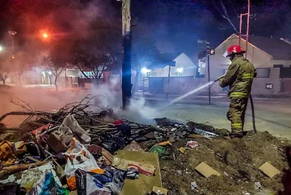 Bomberos controlaron un incendio de basura en el barrio Rotary 23 de Caleta Olivia