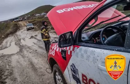 Bomberos de Puerto Deseado rescataron una camioneta encajada en el barro