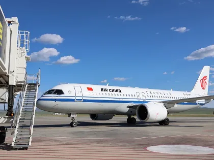 China inaugura la primera ruta internacional de su avión C919 para competir con Airbus y Boeing