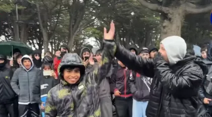 Cientos de jóvenes participaron en la primera batalla de farmear aura en Caleta Olivia
