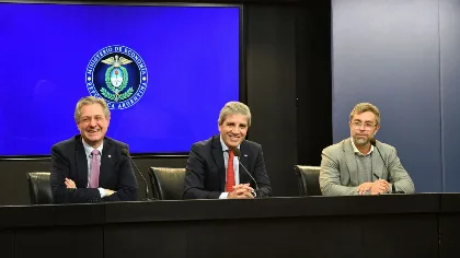 El Gobierno flexibilizó créditos en dólares para empresas y advierten riesgo de dolarización