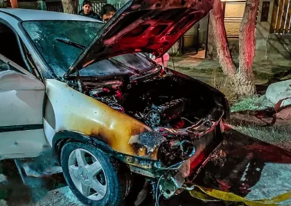 Incendio de auto en Pico Truncado por falla en combustible