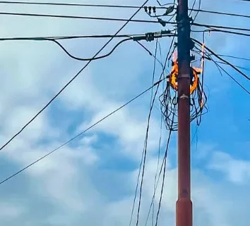 Incendio en poste de luz moviliza a bomberos en Caleta Olivia