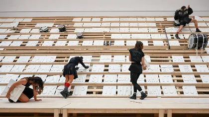 La performance gana protagonismo en la Bienal de Venecia, pero su costo limita a los países