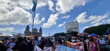 Maestros guatemaltecos marcharon al Congreso con más de 200 mil firmas para exigir mejoras