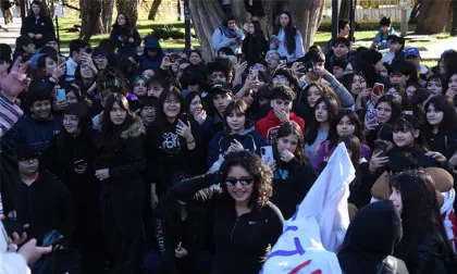 Más de 400 jóvenes participan en inusual batalla de 'farmeo de aura' en Punta Arenas