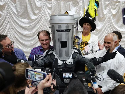 Nigel Farage gana elección parcial en Clacton en medio de boicot y controversias