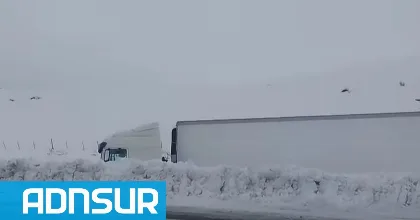 Retiran camión chileno varado por nieve e hielo en la Ruta 40, Chubut