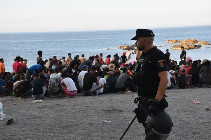 Reubican a más de 1.200 migrantes de la playa El Trampolín en centros de Ceuta