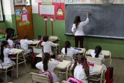 Santa Cruz abre inscripción complementaria para docentes con título 9 y 6