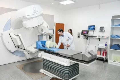 Santa Cruz ofrece tratamientos oncológicos de alta precisión sin traslados