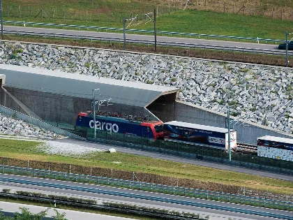 Suiza aprovecha el subsuelo de los Alpes para mejorar su infraestructura