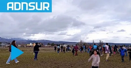 Trevelin celebró el Día de las Infancias con una lluvia de caramelos desde el aire