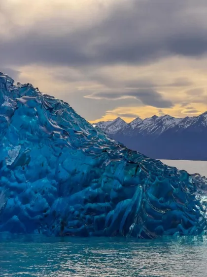 Un témpano giró frente al Perito Moreno y mostró su cara oculta bajo el agua