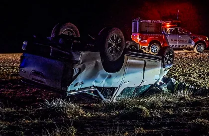 Volcó una Hilux en la Ruta 281 cerca de Puerto Deseado: conductor fuera de peligro