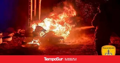 Bomberos controlan incendio de neumáticos en Caleta Olivia