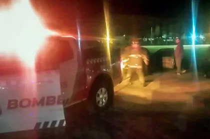 Bomberos rescatan auto encajado en barro en Puerto Santa Cruz