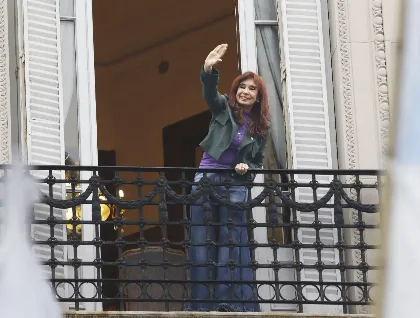 Confirman embargos a Cristina Kirchner por Vialidad