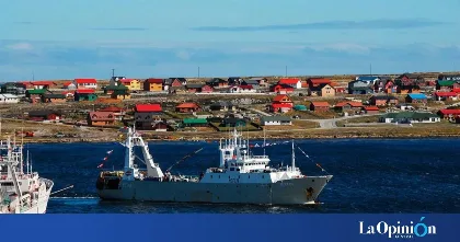 Denuncian a pesqueras por operar con licencias británicas en el mar argentino