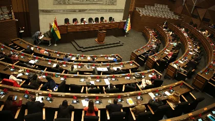 Diputados bolivianos envían informe a la Contraloría por caso de gasolina contaminada