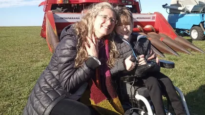 Dos hermanos de Paraná enfrentan la atrofia muscular espinal con tratamientos y estudio