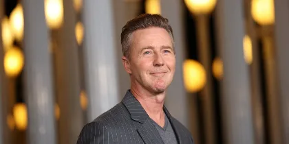 Edward Norton cumple 57 años y reafirma su estilo clásico y sobrio