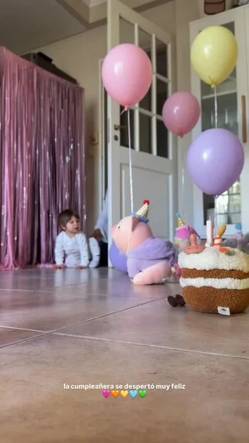 El primer cumpleaños de Alaia, la hija de Mac Allister y Cova