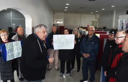 Jubilados de Caleta Olivia protestan por recortes en PAMI