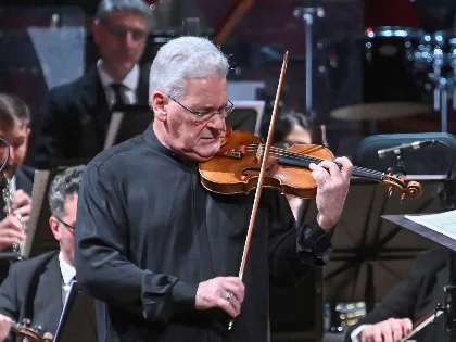 Pinchas Zukerman brilló en el Teatro Colón con un emotivo concierto