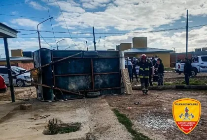 Poste telefónico cae sobre casilla en Puerto Deseado