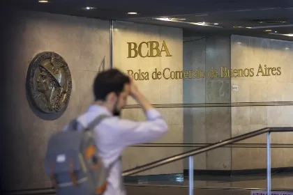 Reglamentan fondos de cese laboral en Argentina