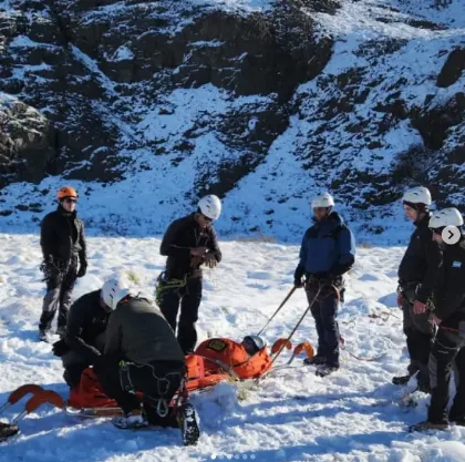 Rescatan a dos andinistas tras avalancha en Cerro Crestón