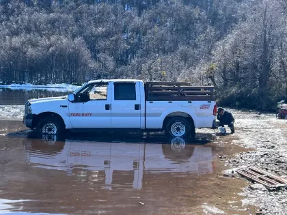 Retiran camioneta hundida en Lago La Plata, Chubut