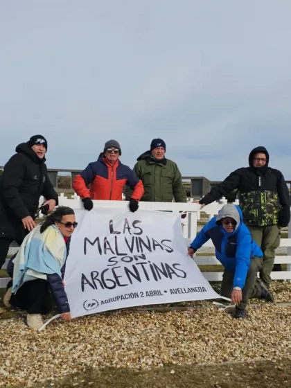 Veteranos de Malvinas rinden homenaje en las islas con una bandera argentina