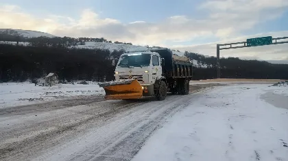 Vialidad Provincial distribuye sal en rutas de la Cuenca Carbonífera