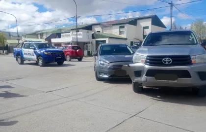 Accidente en Pico Truncado: daños materiales tras choque entre auto y camioneta