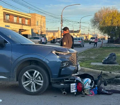 Accidente entre camioneta y moto en Río Gallegos