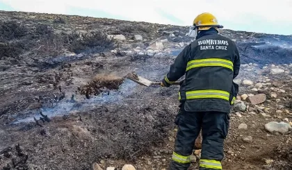 Bomberos sofocan incendio de pasturas cerca de Tres Lagos
