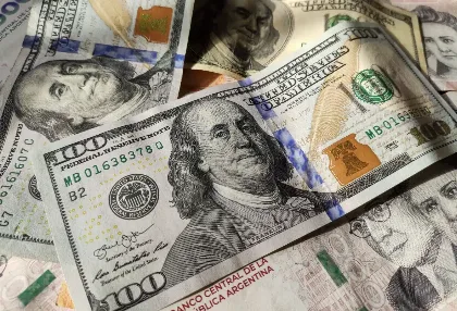 El mercado cambiario inicia la semana con bajas