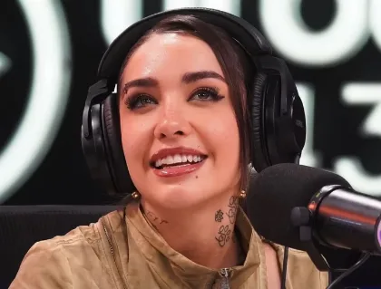 María Becerra emocionada por regalo de un fan en Uruguay