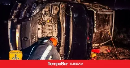 Rescatan a conductor atrapado tras volcar su auto en Río Gallegos